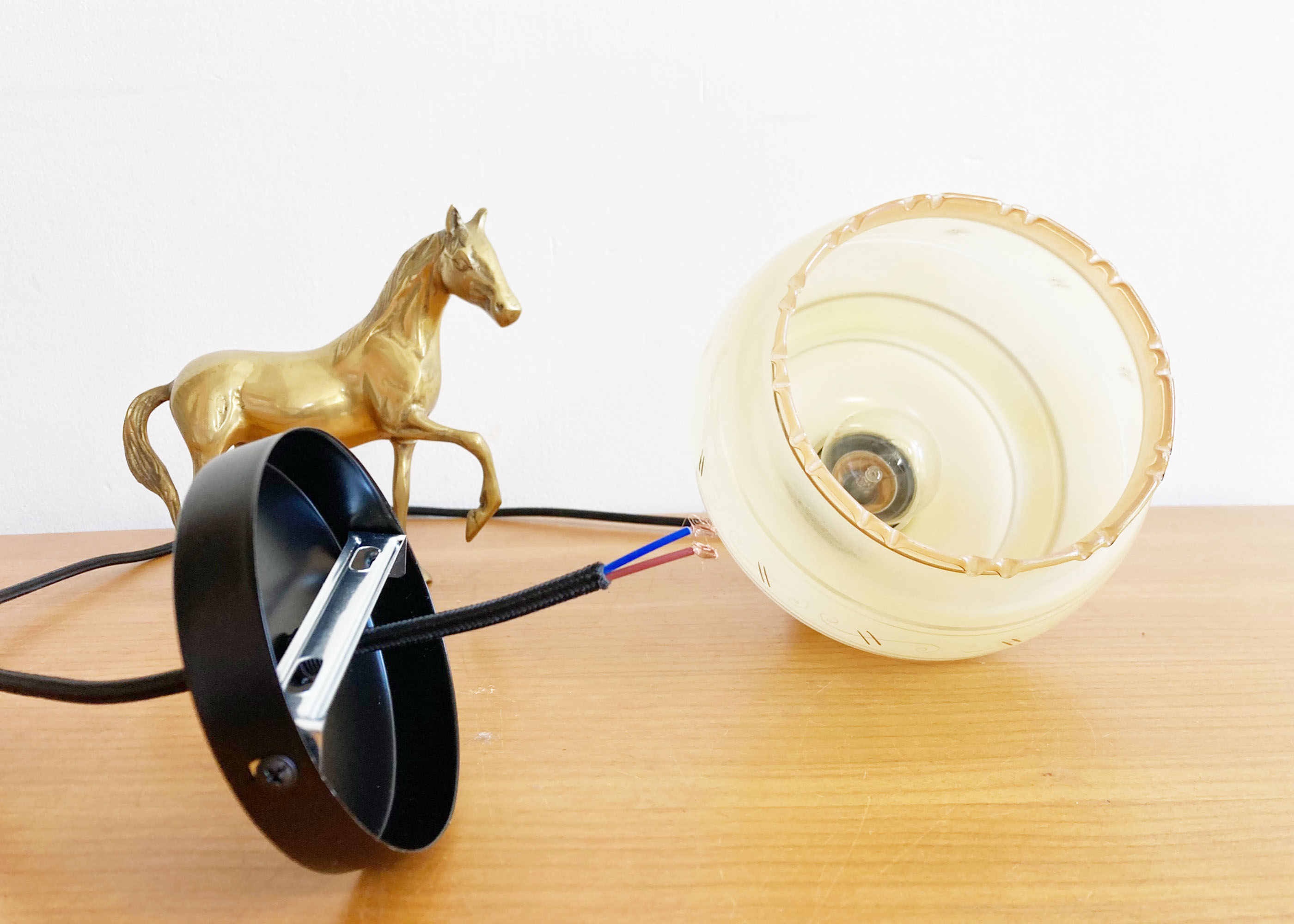Vintage hanglampje met glazen kap. Oud antiek lampje
