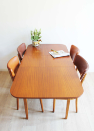 Vintage tafel met uitschuif blad. Houten retro design eettafel.