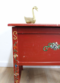 Unieke Hindeloopen kist. Houten vintage speelgoedkist.