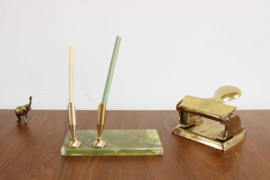Gouden vintage perforator met groen stenen pennenhouder in marmer look.