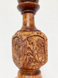 Handgemaakte retro kaarsen houder. Houten vintage kandelaar