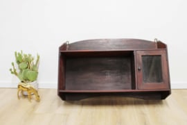 Vintage kast voor aan de muur. Antiek look houten wandkastje.