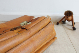 Lederen vintage schooltas. Bruine retro boekentas / aktetas van leer.