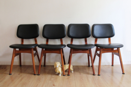 Set houten vintage stoelen met zwart skai-leer. Mid Century - Scandinavisch -design