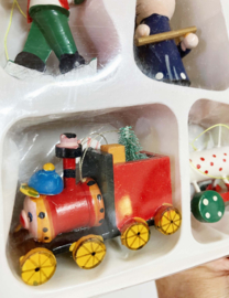 Set houten vintage kerstornamenten in originele doos. Retro kerstversiering