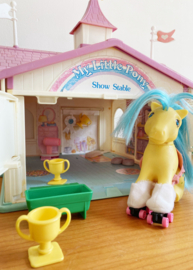 Vintage My Little Pony Show Stable uit de jaren 80 . Retro speelgoed huis met pony's en paardjes