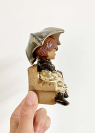 Keramieken vintage beeldje van een jongen en een meisje onder een paraplu.