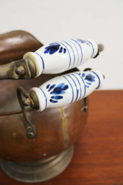 Antieke koperen kolenkit. Vintage bloempot / ketel met aardewerk handvat