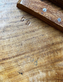 Klein handgesneden tafeltje uit India. Houten vintage plantentafel