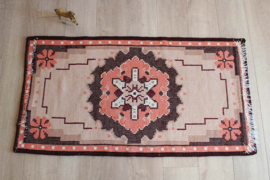 Handgemaakt boho vloerkleed, bruin zalmroze. Vintage Smyrna tapijt.