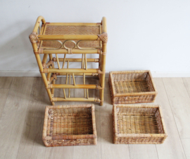 Rotan vintage kastje met 3 lades. Boho nachtkastje / retro ladekast
