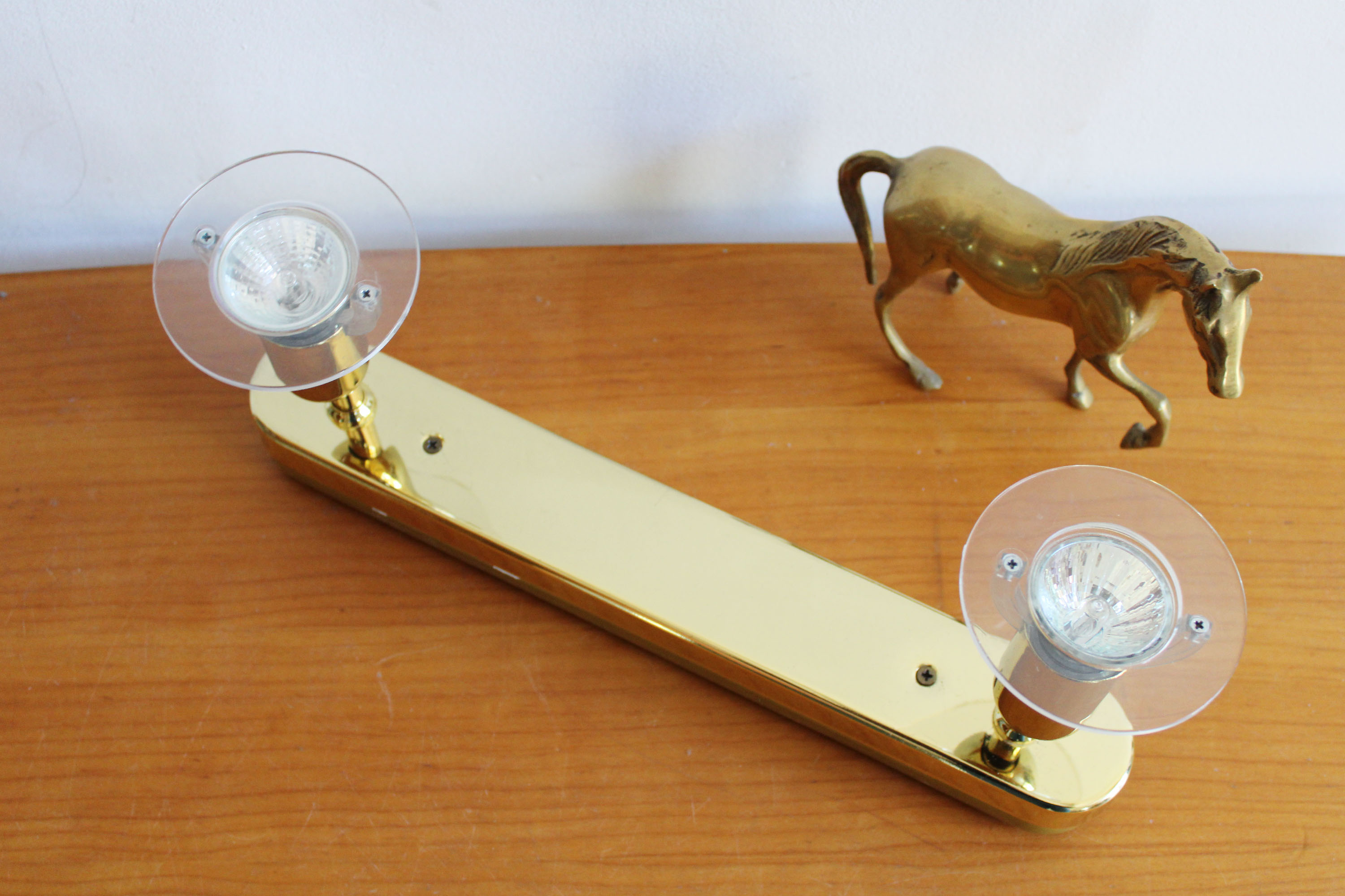 Vintage wandlamp met twee spotjes van goudkleurig metaal. Retro lamp