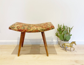 Vintage voetenbankje met stoffen zitting. Houten retro kruk/luiwammes