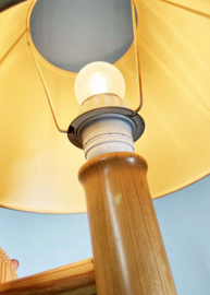 Houten vintage wandlamp met kap. Retro Wabi Sabi lampje