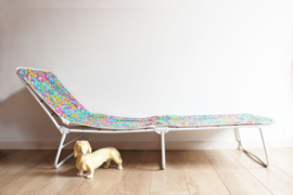 Vrolijke vintage stretcher met bloemen. Retro veldbed / opklap bed