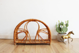 Kleine vintage rotan krantenbak. Bohemian retro lectuurmand