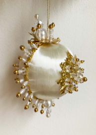 Kitscherige vintage kerstbal met kraaltjes. Retro kerstversiering.