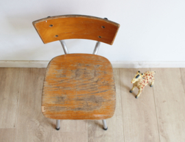 Vintage schoolstoeltje voor de mini-me. Retro stoel, zithoogte 36 cm