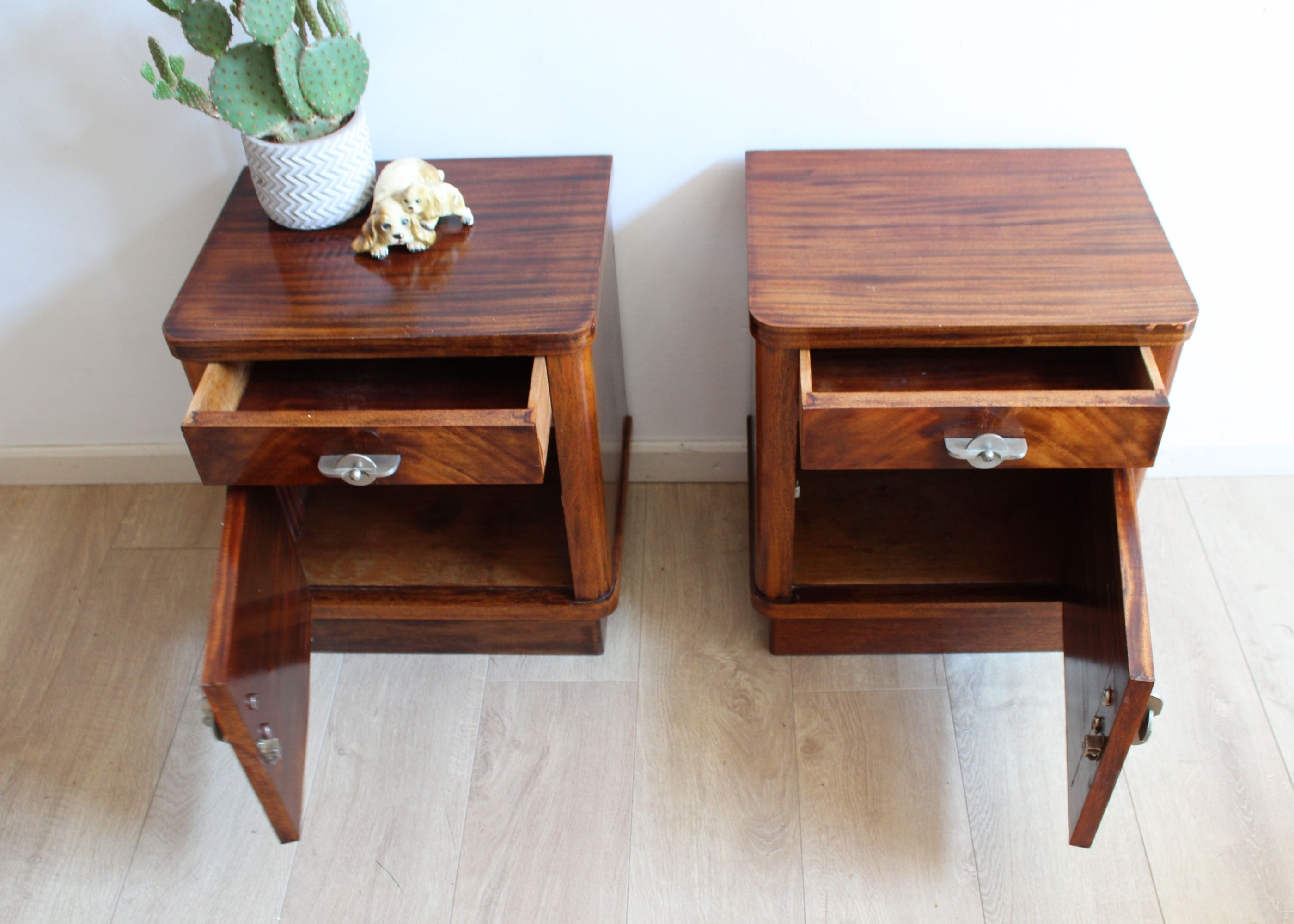 Set houten vintage nachtkastjes. Twee Art Deco stijl retro kastjes