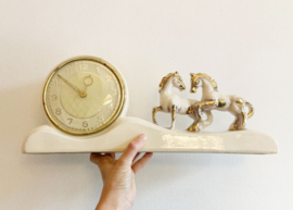 Vintage klokje met paarden. Aardewerk Art Deco klok / uurwerk