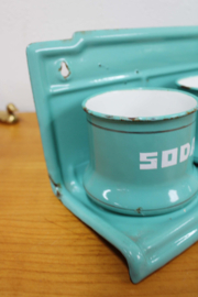 Vintage turquoise emaillen zand-zeep-soda rek. Origneel retro plankje met potten.