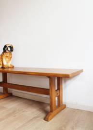 Massief houten vintage bank in Brutalist stijl. Retro bankje /sidetable