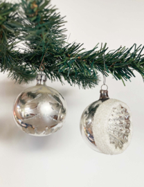 Set zilveren vintage kerstballen. Glazen kerstversiering, deukbal en kerstboom
