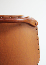 Toffe vintage stoel met cognac kleurig skai leer. Retro design stoel.