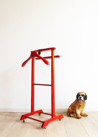 Houten vintage dressboy. Rood retro kledingrek - Fratelli Reguitti?