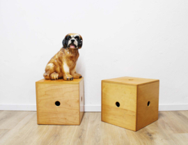Twee houten vintage kubussen.  Set multifunctionele krukjes / kisten