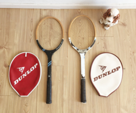 Set houten retro tennisrackets in hoes. Vintage Dunlop rackets