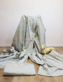 Set bloemetjes gordijnen met sprei -  Pippa -  A Sanderson Fabric. Twee vintage overgordijnen