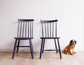 2 paarse vintage spijlenstoelen. Houten retro stoelen.