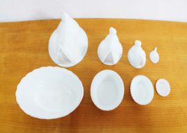 Set melkglazen kippen schalen. Vier wit glazen bakjes - kip-op-nest / Hen-on-nest