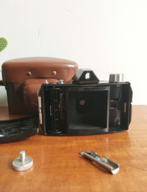 Vintage fotocamera -Camera Agfa click II . Retro fototoestel in hoes