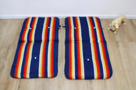 Set van 2 vintage tuinstoelkussens. Twee  blauw gestreepte retro kussens