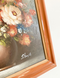 Romantisch bloemstilleven in houten lijst. Olieverf schilderij met rozen op doek