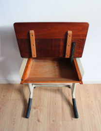 Houten vintage bureau met schoolstoel. Retro lessenaar met opklap blad.