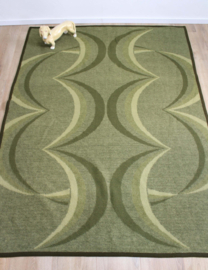 Groene wollen retro deken. Vintage sprei/ plaid met groovy patroon