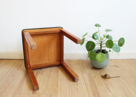 Vintage plantentafeltje met wit blad. Houten retro tafeltje