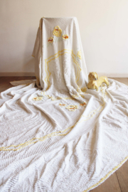 Grote vintage chenille sprei. Witte retro sierdeken met gele bloemen