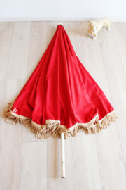 Grote vintage parasol uit de seventies. Retro zonnescherm