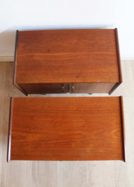Set vintage nachtkastjes op slanke pootjes. Houten retro Mid Century kastjes