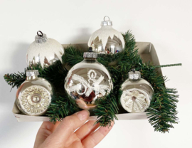 Set van 5 glazen vintage kerstballen, o.a. deukballen. Zilveren retro kerstversiering.