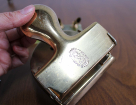 Gouden vintage perforator met groen stenen pennenhouder in marmer look.