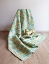 Zachte wollen vintage deken. Retro sprei geel / groen / blauw