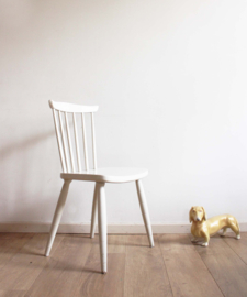 Witte vintage spijlenstoel. Houten retro stoel met Scandinavisch tintje