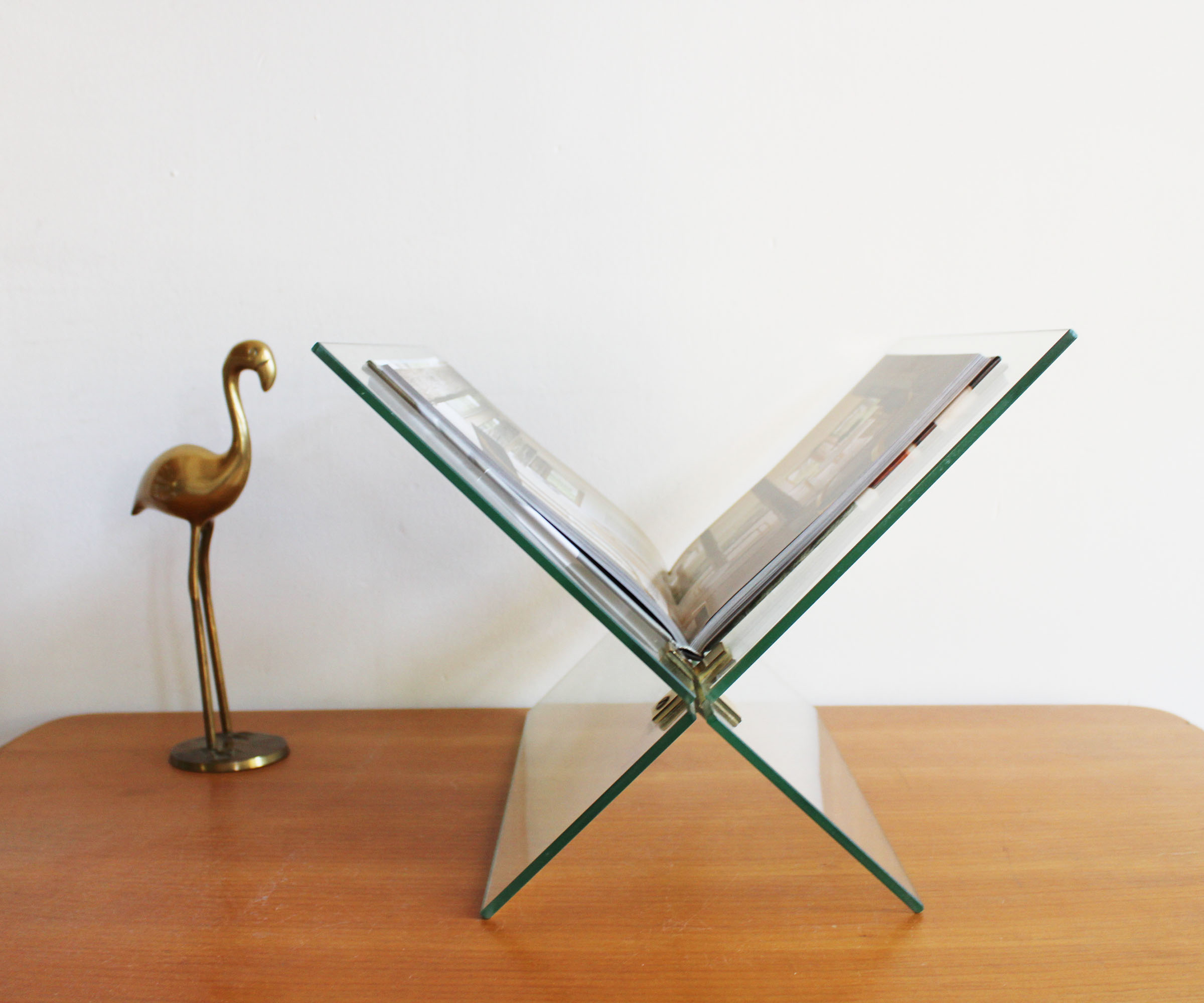 Glazen vintage boekenstandaard met goudkleurige details. Retro lectuurhouder