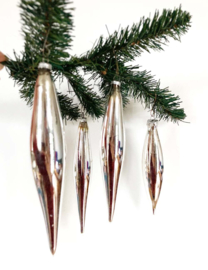 Set van 4 zilveren vintage pegels. Glazen antieke kerstversiering