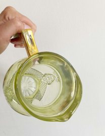 Glazen vintage karaf met ananassen. Antieke schenkkan / waterkan van geel glas